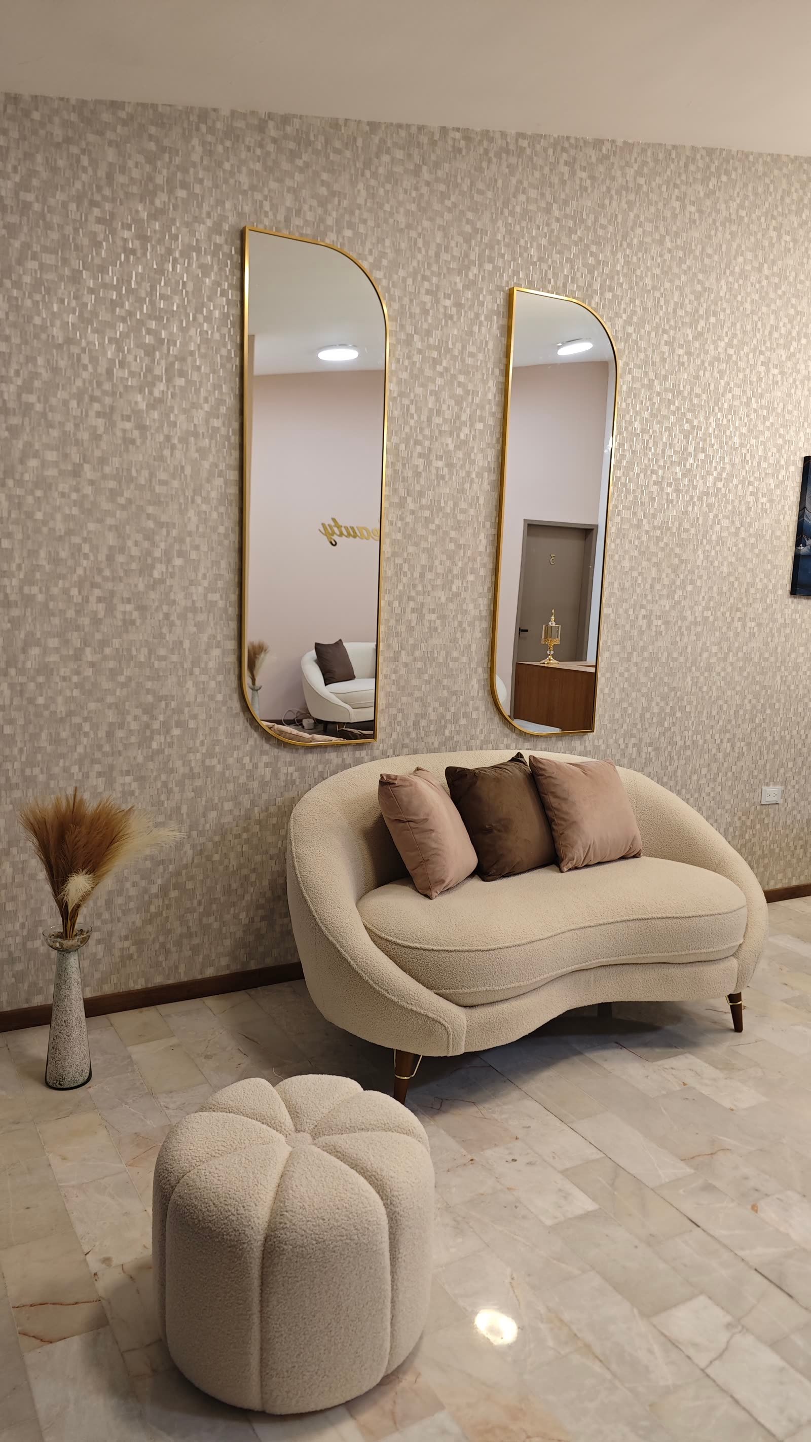 Sala de espera con espejos